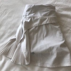 Lululemon Pleated Size 6 Skirt in White